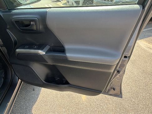 Used 2017 Toyota Tacoma SR5 w/ Tow Package image 18