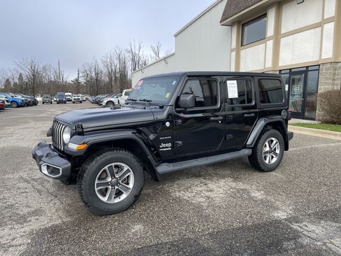 Used 2018 Jeep Wrangler Unlimited Sahara w/ Uconnect 4C Nav & Sound Group AWD/4WD image 7