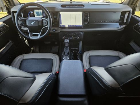 Used 2023 Ford Bronco Wildtrak image 32