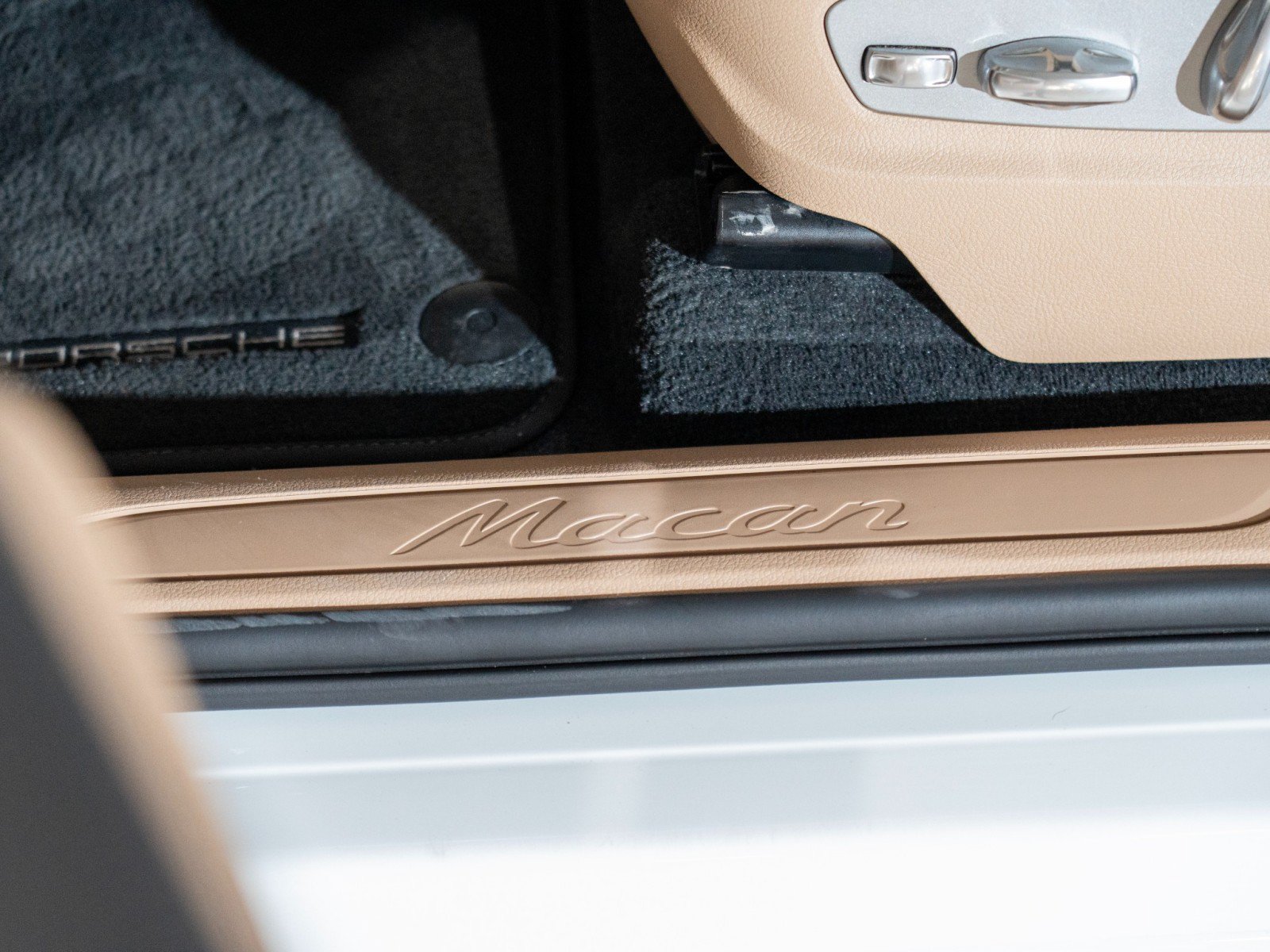 Certified 2023 Porsche Macan AWD/4WD image 12