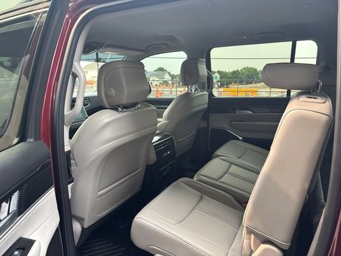 Used 2024 Jeep Wagoneer 4WD w/ HD Trailer Tow Package image 8