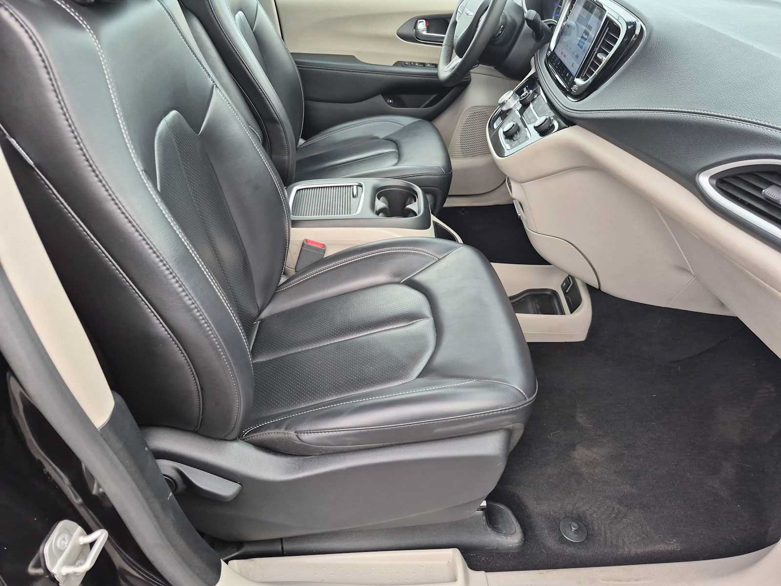 Used 2024 Chrysler Pacifica Limited FWD image 21