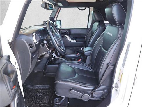 Used 2017 Jeep Wrangler Unlimited Rubicon w/ Connectivity Group AWD/4WD image 16
