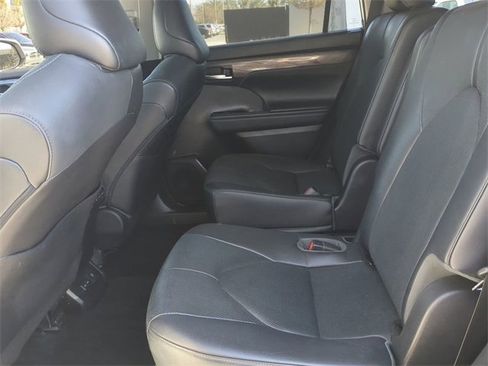 Used 2023 Toyota Highlander Limited image 14