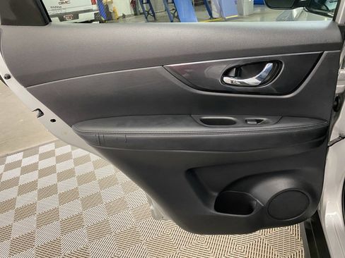 Used 2018 Nissan Rogue SV image 17