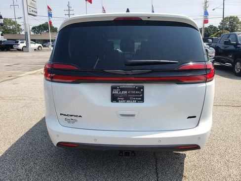 Used 2024 Chrysler Pacifica Touring-L w/ Road Tripper Package AWD/4WD image 4