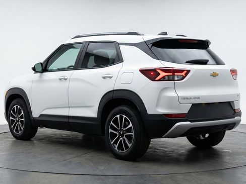 Used 2025 Chevrolet TrailBlazer LT w/ Driver Confidence Package image 6