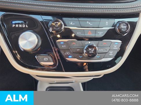 Used 2024 Chrysler Pacifica Limited FWD image 17