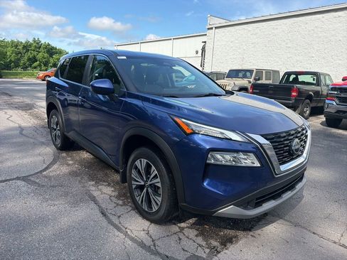 Used 2023 Nissan Rogue SV AWD/4WD image 2