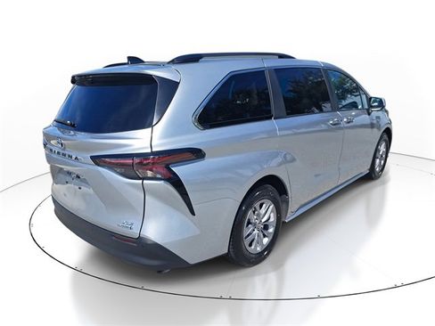 Used 2024 Toyota Sienna XLE image 4