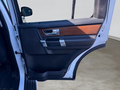 Used 2016 Land Rover LR4 HSE image 32