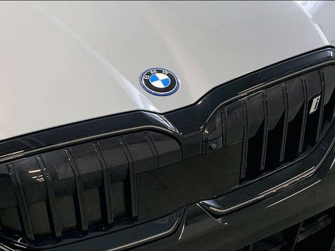 Used 2024 BMW i5 eDrive40i w/ Executive Package RWD image 31