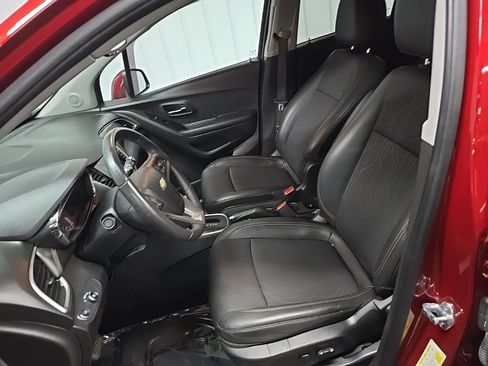 Used 2021 Chevrolet Trax LT w/ LT Convenience Package AWD/4WD image 29