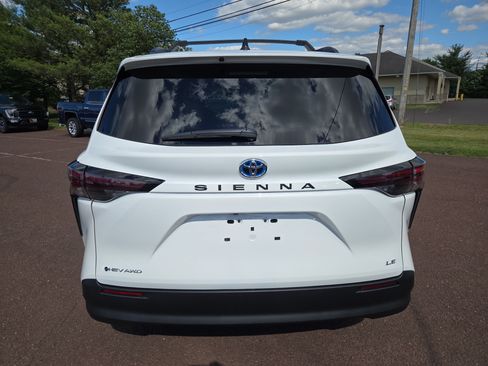 Certified 2025 Toyota Sienna LE w/ LE Plus Package AWD/4WD image 4