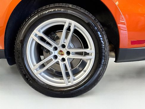 Certified 2025 Porsche Macan AWD/4WD image 25