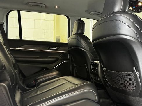 Used 2022 Jeep Grand Cherokee L Limited RWD image 9
