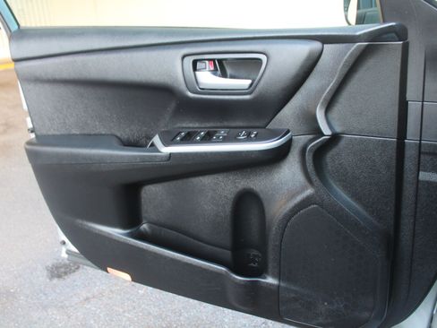 Used 2017 Toyota Camry SE w/ Moonroof Package FWD image 13