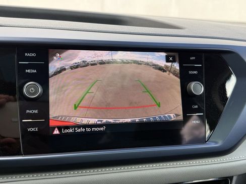 Certified 2024 Volkswagen Taos SE image 9