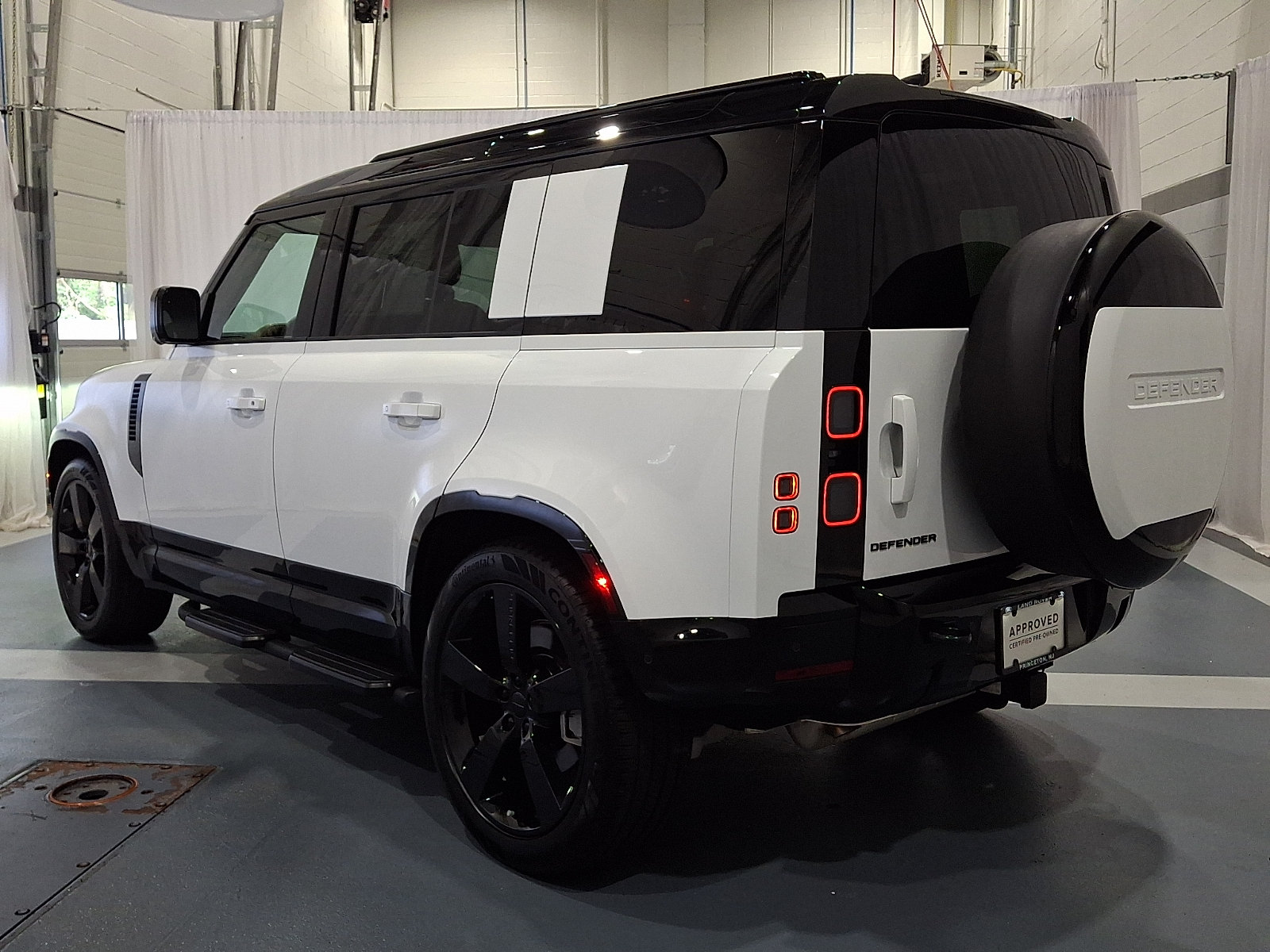 Certified 2026 Land Rover Defender 110 X-Dynamic SE AWD/4WD image 6