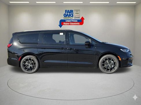 New 2026 Chrysler Pacifica Limited image 4