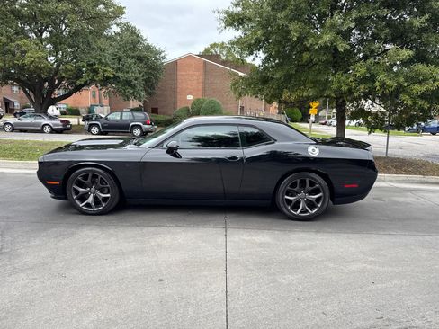 Used 2019 Dodge Challenger R/T image 3