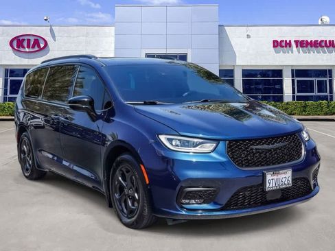 Used 2025 Chrysler Pacifica Premium FWD image 3