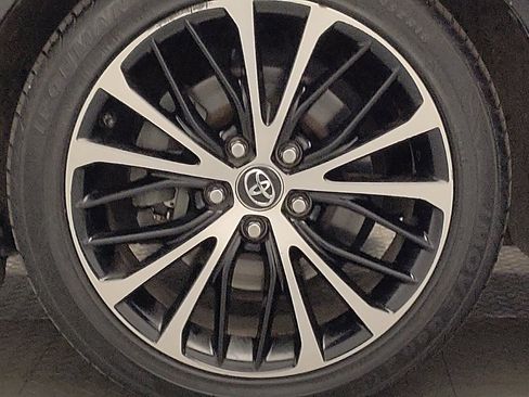 Used 2018 Toyota Camry SE w/ Moonroof Package image 31