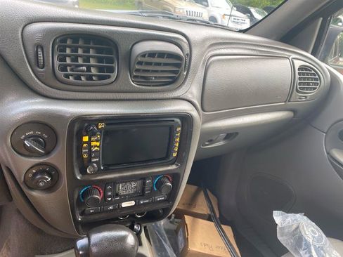 Used 2004 Chevrolet TrailBlazer 4WD w/ LT Preferred Equipment Group image 12