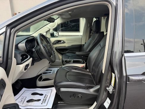 Used 2023 Chrysler Pacifica Touring-L FWD image 9