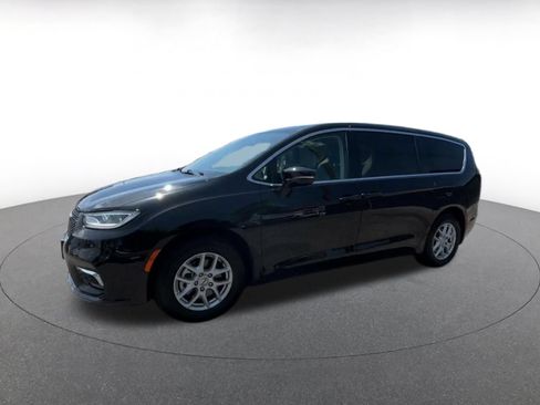 Used 2024 Chrysler Pacifica Touring-L FWD image 8