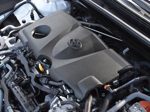 Used 2025 Toyota Camry LE FWD image 14