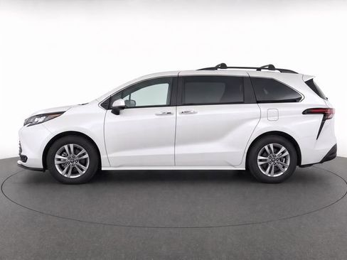 Used 2025 Toyota Sienna XLE w/ XLE Plus Package AWD/4WD image 4