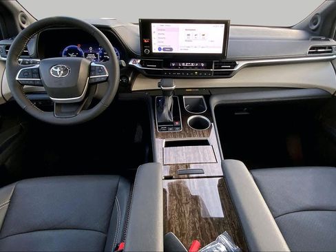 Used 2025 Toyota Sienna Platinum AWD/4WD image 15