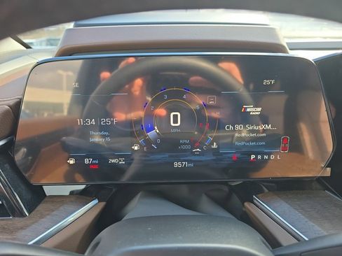 Used 2025 Chevrolet Suburban High Country image 33