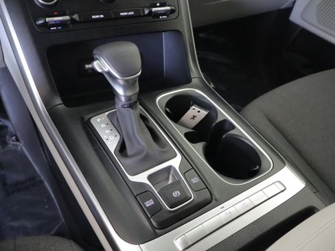 Used 2024 Kia Carnival LX FWD image 13