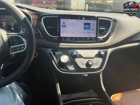Certified 2022 Chrysler Pacifica Pinnacle AWD/4WD image 18