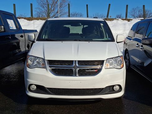Used 2019 Dodge Grand Caravan SXT image 2