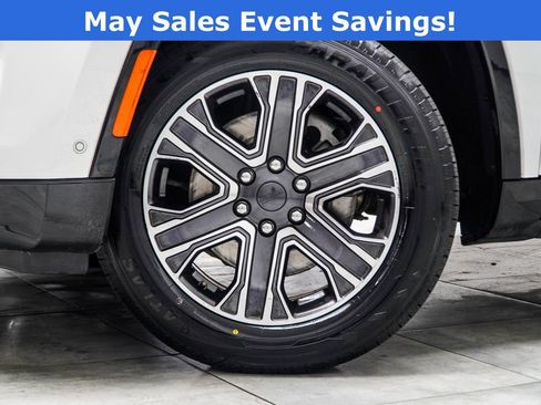 Used 2024 Jeep Wagoneer L Series II w/ Flexible Seating Group AWD/4WD image 3
