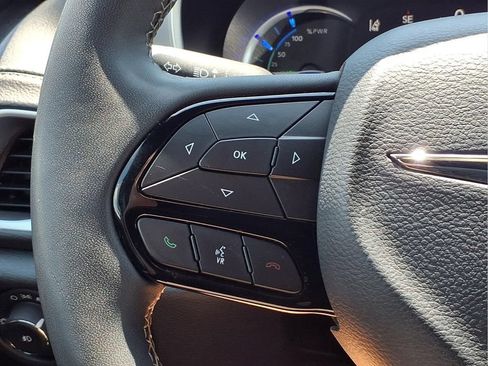 Used 2024 Chrysler Pacifica Limited FWD image 13