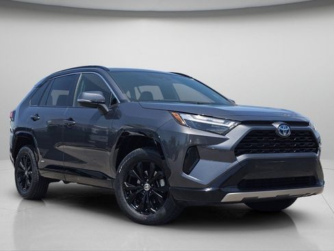 Used 2023 Toyota RAV4 SE w/ Convenience Package AWD/4WD image 2