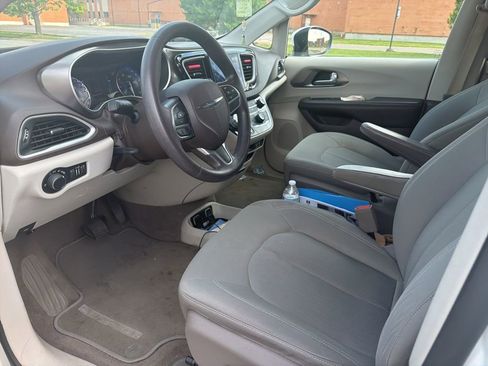 Used 2017 Chrysler Pacifica Touring w/ Tire & Wheel Group FWD image 12