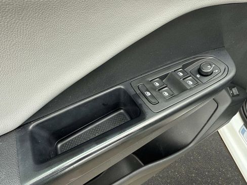 Certified 2022 Volkswagen Taos SEL w/ Panoramic Sunroof Package image 18