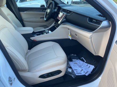 New 2025 Jeep Grand Cherokee Limited image 11