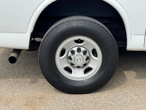 Used 2017 Chevrolet Express 2500 RWD image 7