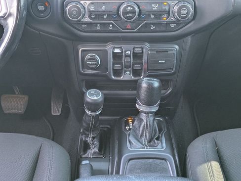 Used 2018 Jeep Wrangler Unlimited Sahara AWD/4WD image 18
