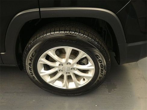Used 2020 Jeep Cherokee Latitude image 9