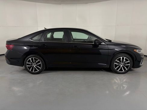 Used 2025 Volkswagen Jetta SE FWD image 11