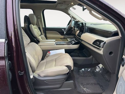 Used 2023 Lincoln Navigator Reserve image 10