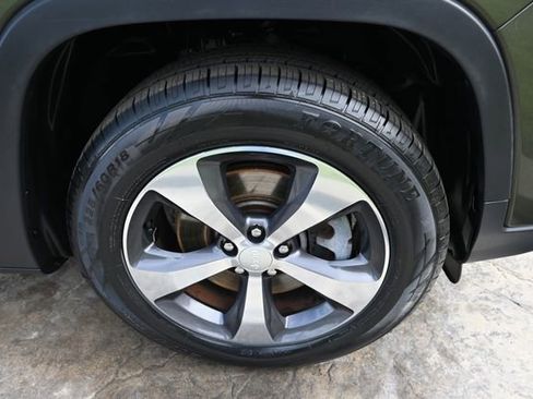 Used 2019 Jeep Cherokee Limited AWD/4WD image 11