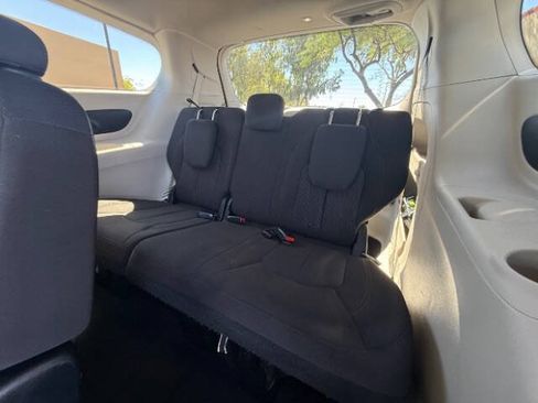 Used 2018 Chrysler Pacifica Touring Plus w/ Tire & Wheel Group FWD image 17